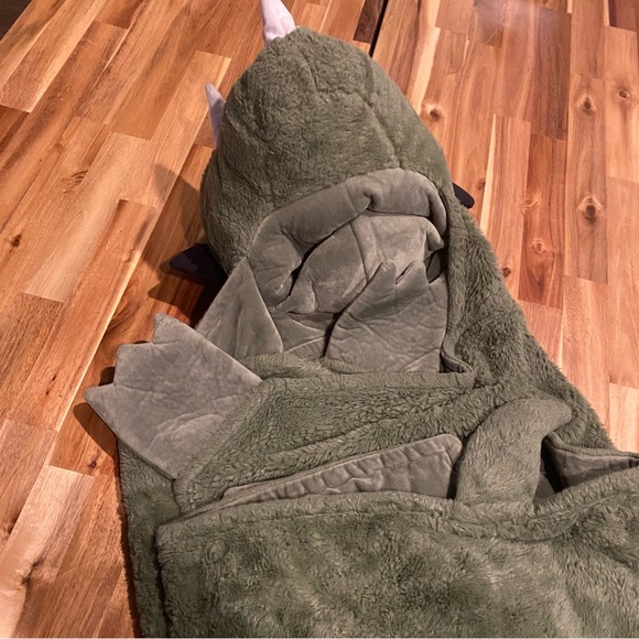 Pillowfort Dinosaur Kids Hooded Blanket 50” x 40” Green Wearable Faux Fur - Picture 4 of 4